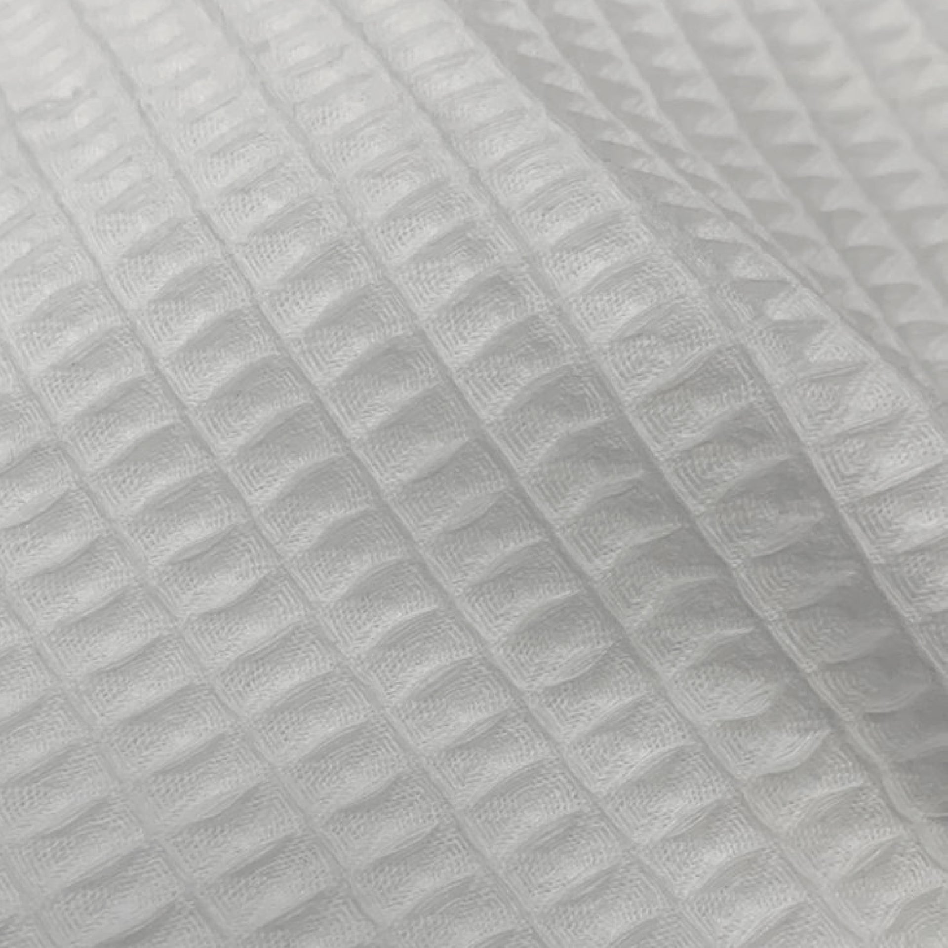 Felpa tipo waffle ideal para la confección de bata casual y bata hotelera. Resistente y de larga duración.